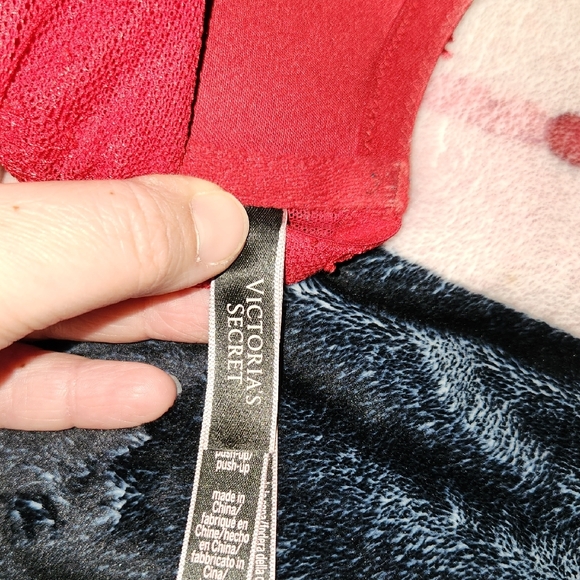 Victoria's Secret Bold Red Lace Bra - Picture 3 of 4